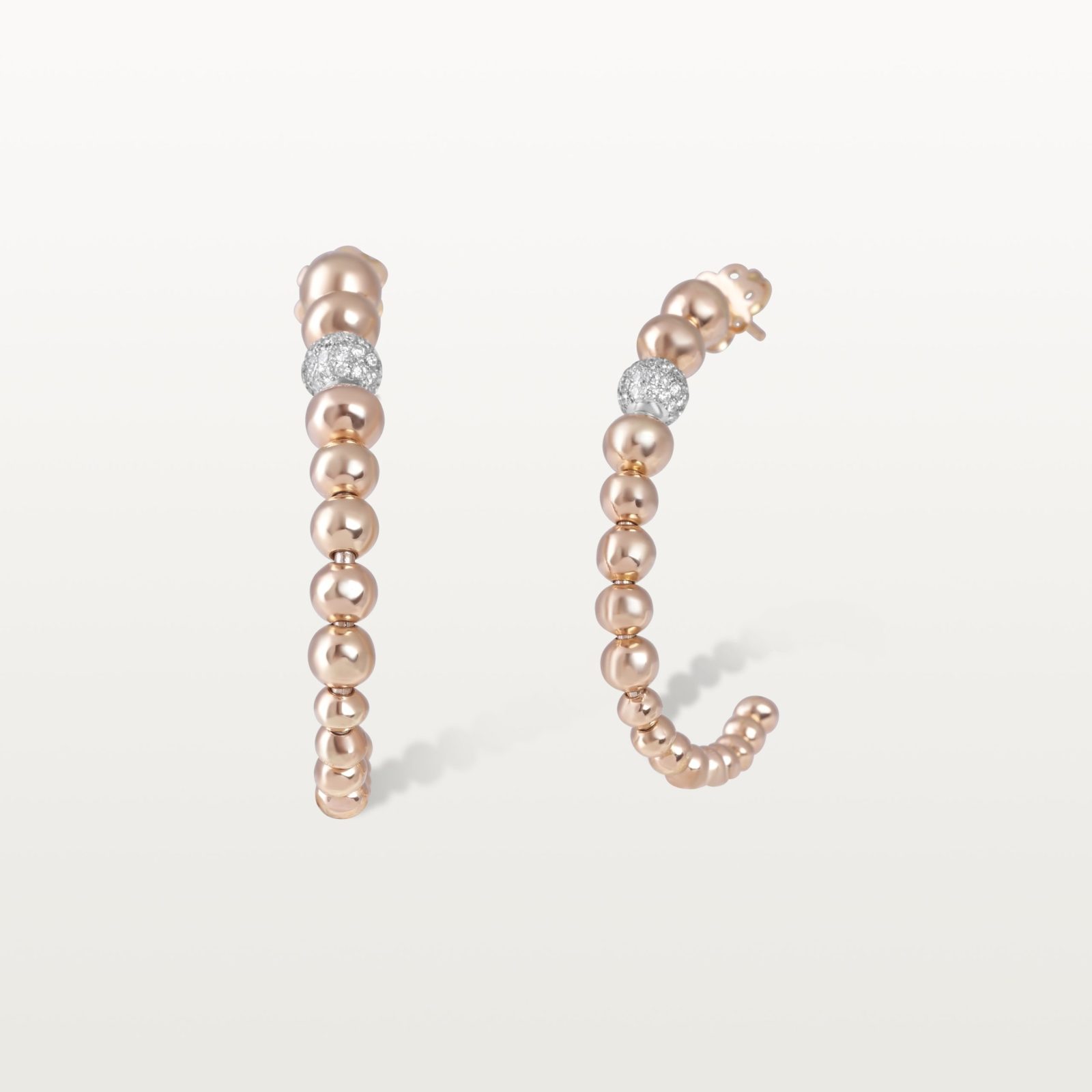 img src="boucles.jpg" alt="boucles d’oreilles créoles en or rose avec sphères polies et diamants"
