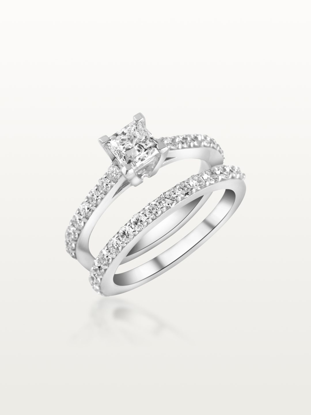 SOLITAIRE ODE À L’AMOUR, DIAMANT TAILLE PRINCESSE, DOUBLE ANNEAU PAVÉ