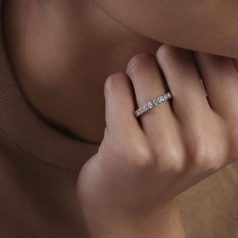 alliance-demi-tour-or-blanc-serti-diamant-blanc-ode-a-l’amour2