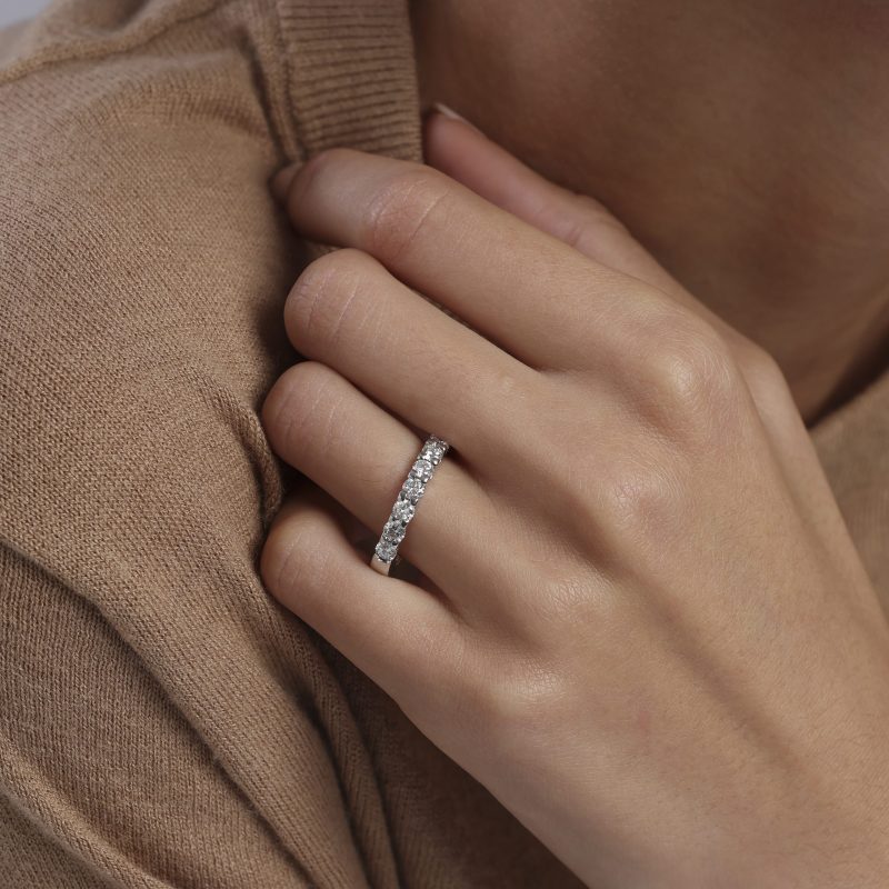 alliance-demi-tour-or-blanc-serti-diamant-blanc-ode-a-l’amour3