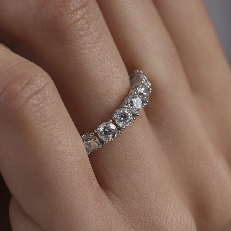 alliance-demi-tour-or-blanc-serti-diamant-blanc-ode-a-l’amour4