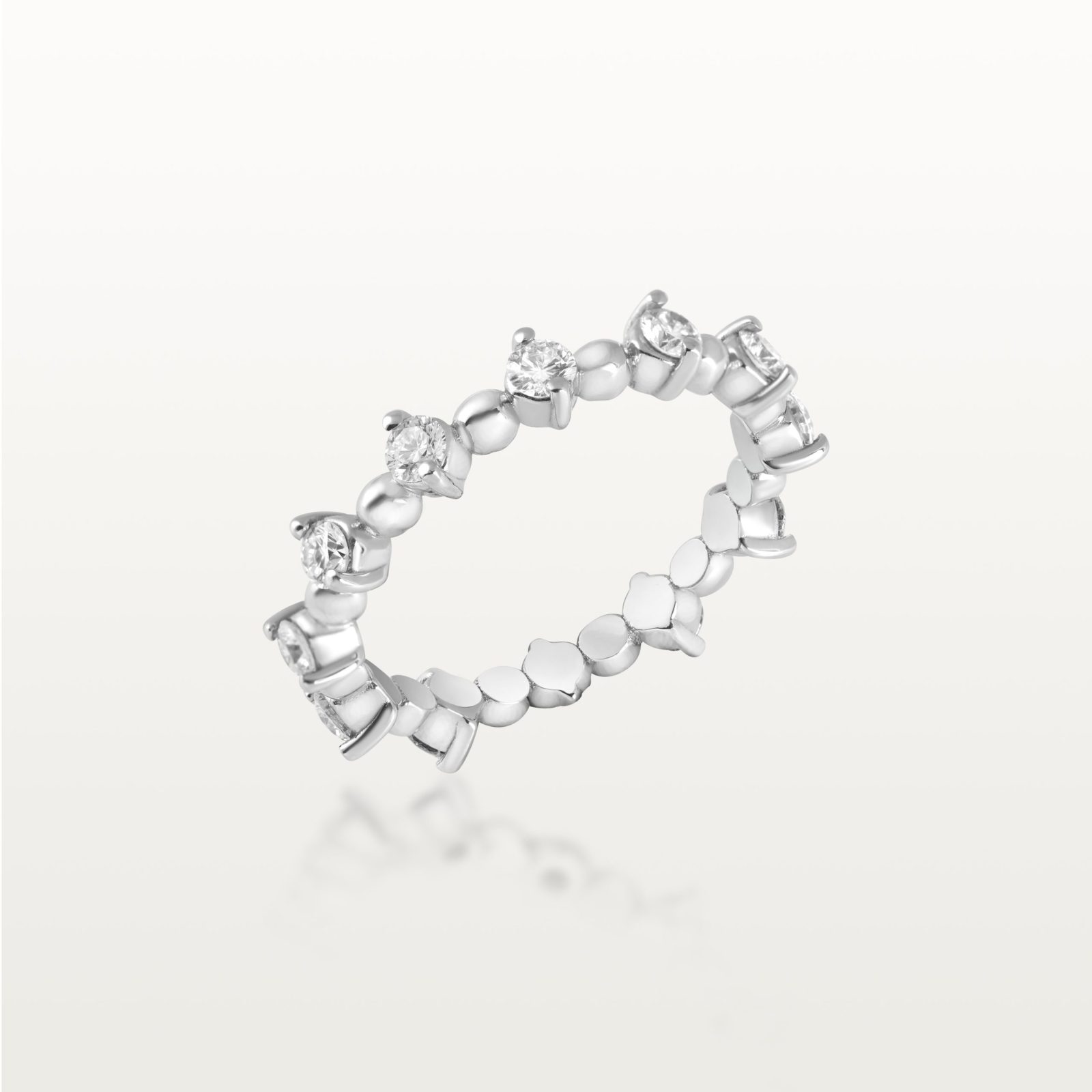 img src = "bague.jpg" alt = "alliance en or blanc sertie de diamants ronds en tour complet"