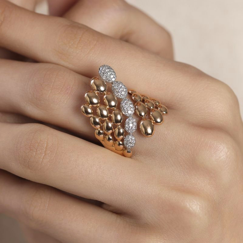 img src="bague.jpg" alt="bague en or rose design ajouré multi rang sertie de diamants blancs sur mannequin"
