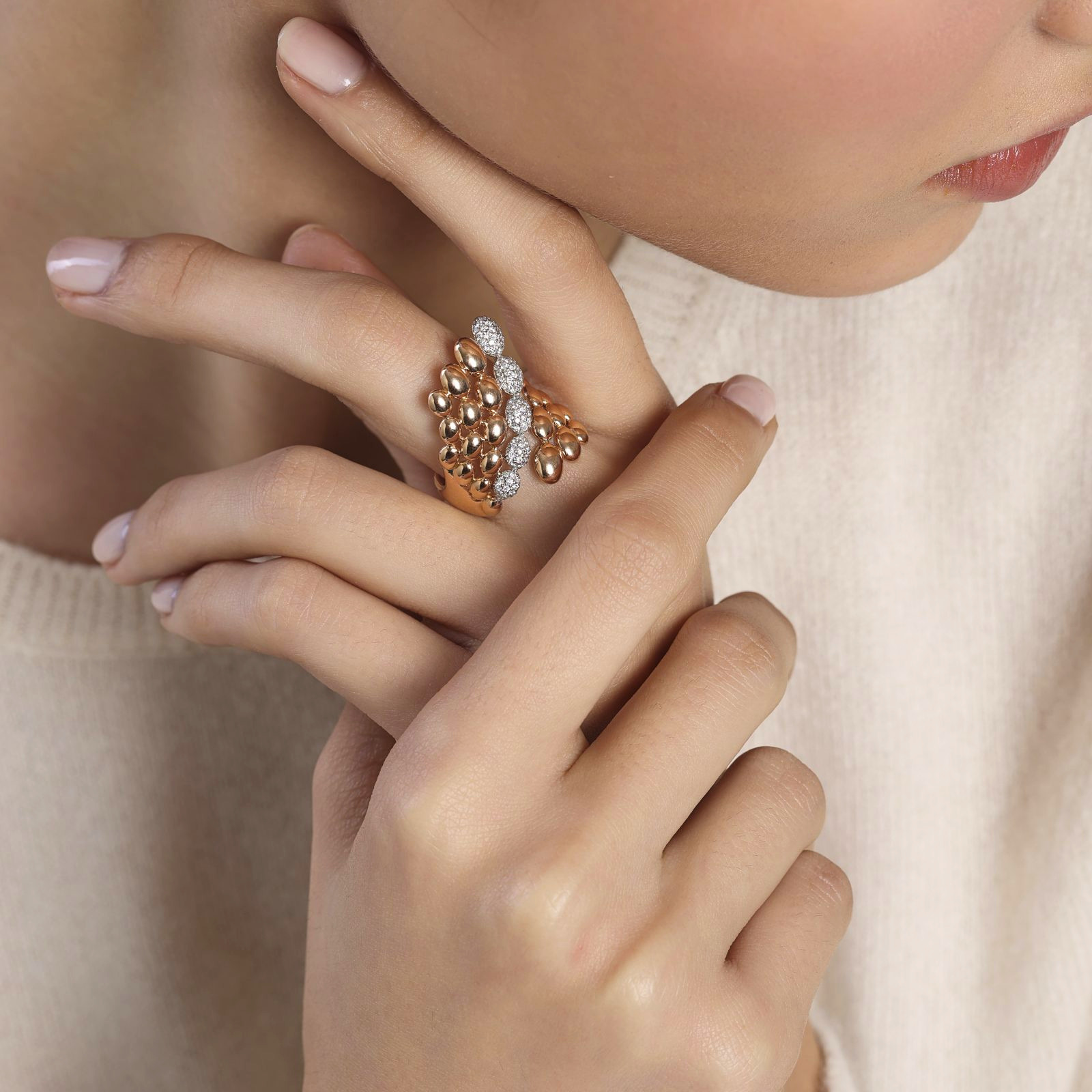 img src="bague.jpg" alt="bague en or rose design ajouré multi rang sertie de diamants blancs sur mannequin"