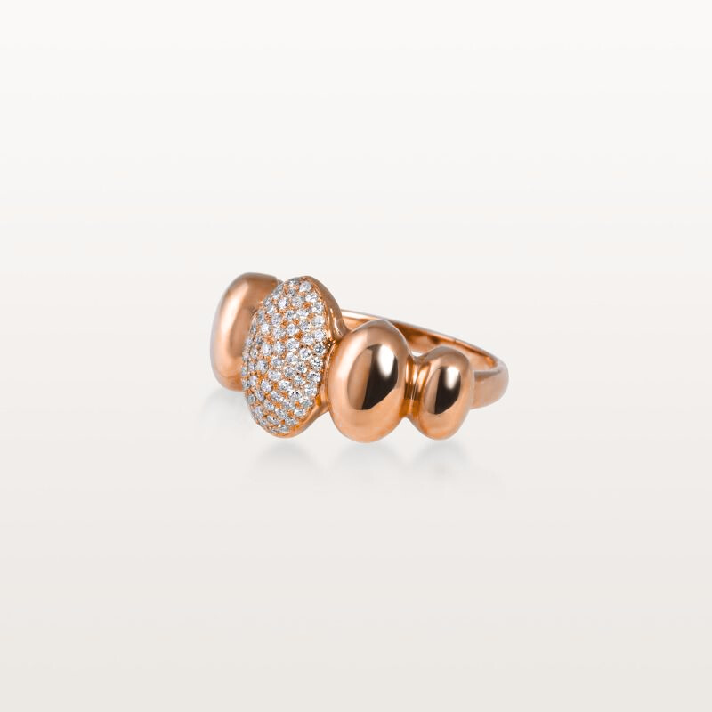 img src="bague.jpg" alt="bague en or rose avec motif ovale pavé de diamants blancs design moderne"