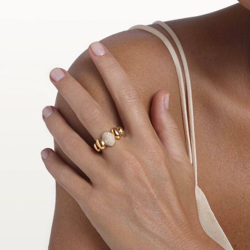 img src="bague.jpg" alt="bague en or rose avec motif ovale pavé de diamants blancs design moderne sur mannequin"