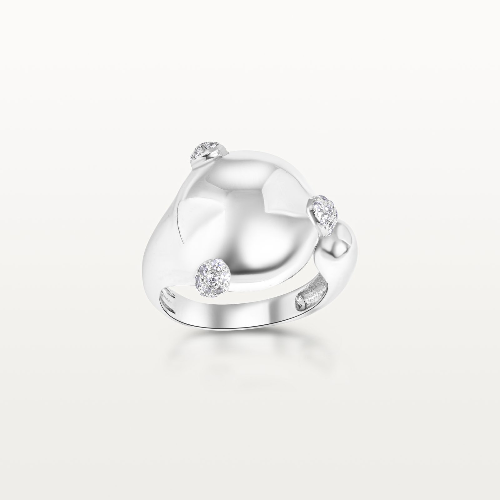 img src="bague.jpg" alt="bague en or blanc design organique sertie de diamants blancs"