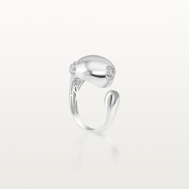 img src="bague.jpg" alt="bague en or blanc design organique sertie de diamants blancs"