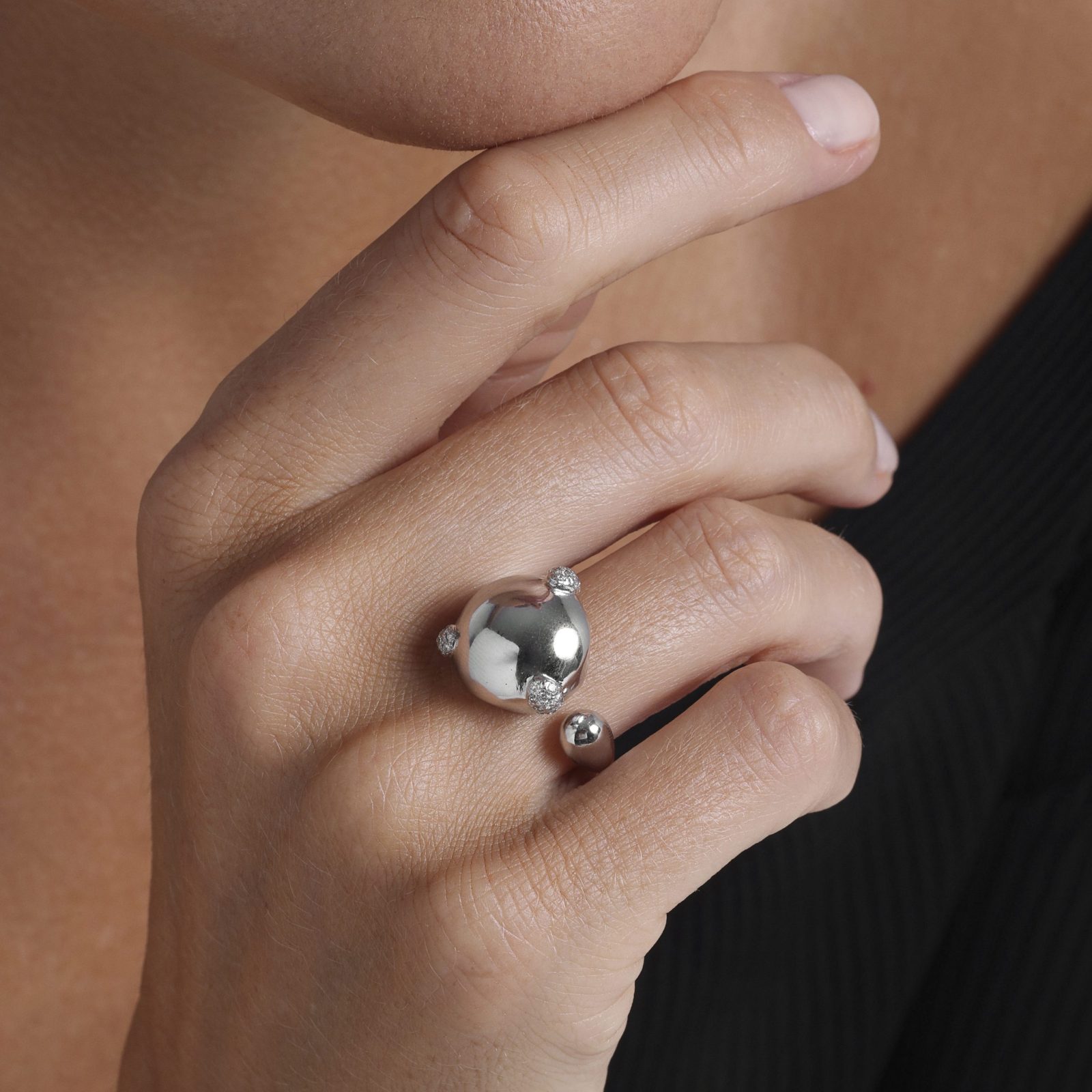 img src="bague.jpg" alt="bague en or blanc design organique sertie de diamants blancs sur mannequin"