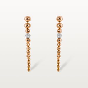 img src="boucles.jpg" alt="boucles d’oreilles pendantes en or rose avec sphères polies et diamants"