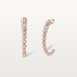 img src="boucles.jpg" alt="boucles d’oreilles créoles en or rose avec sphères polies et diamants"