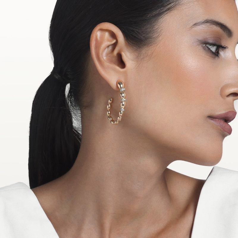 img src="boucles.jpg" alt="boucles d’oreilles créoles en or rose avec boules ovales et diamants sur mannequin"