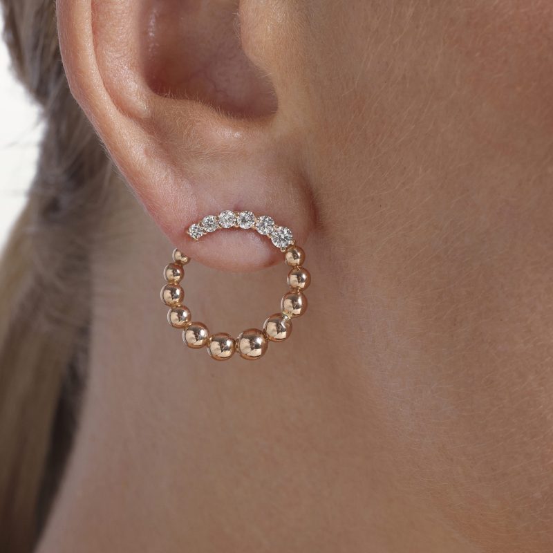 img src="boucles.jpg" alt="boucles d’oreilles créoles en or rose avec sphères polies et diamants sur mannequin"