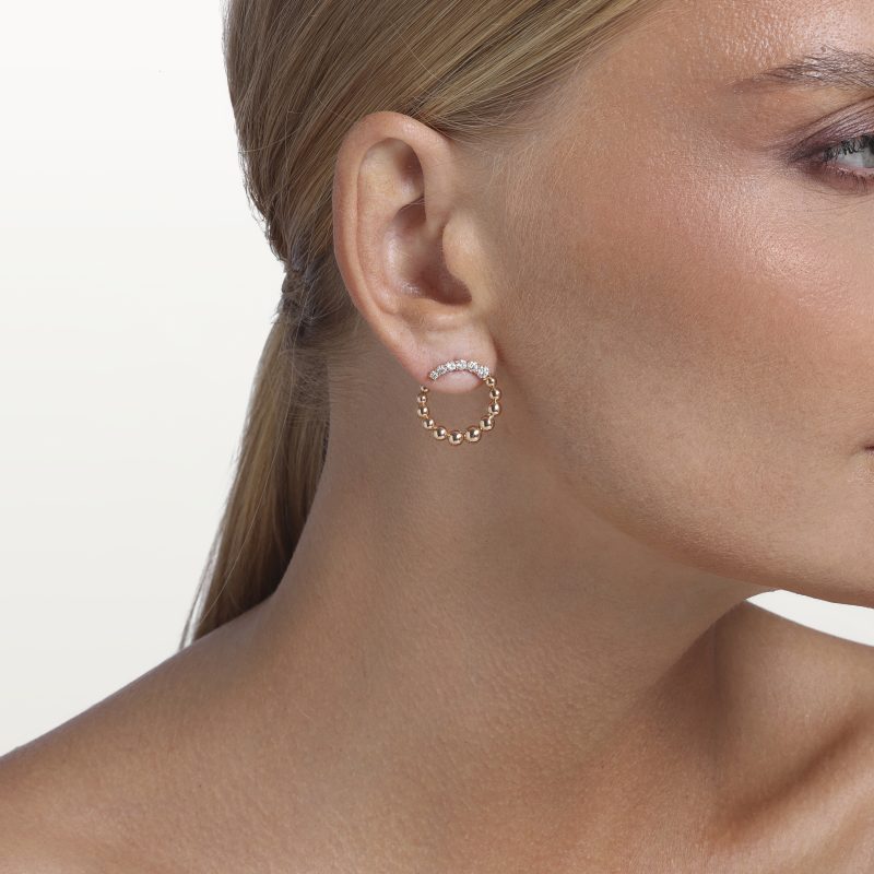 img src="boucles.jpg" alt="boucles d’oreilles créoles en or rose avec sphères polies et diamants sur mannequin"