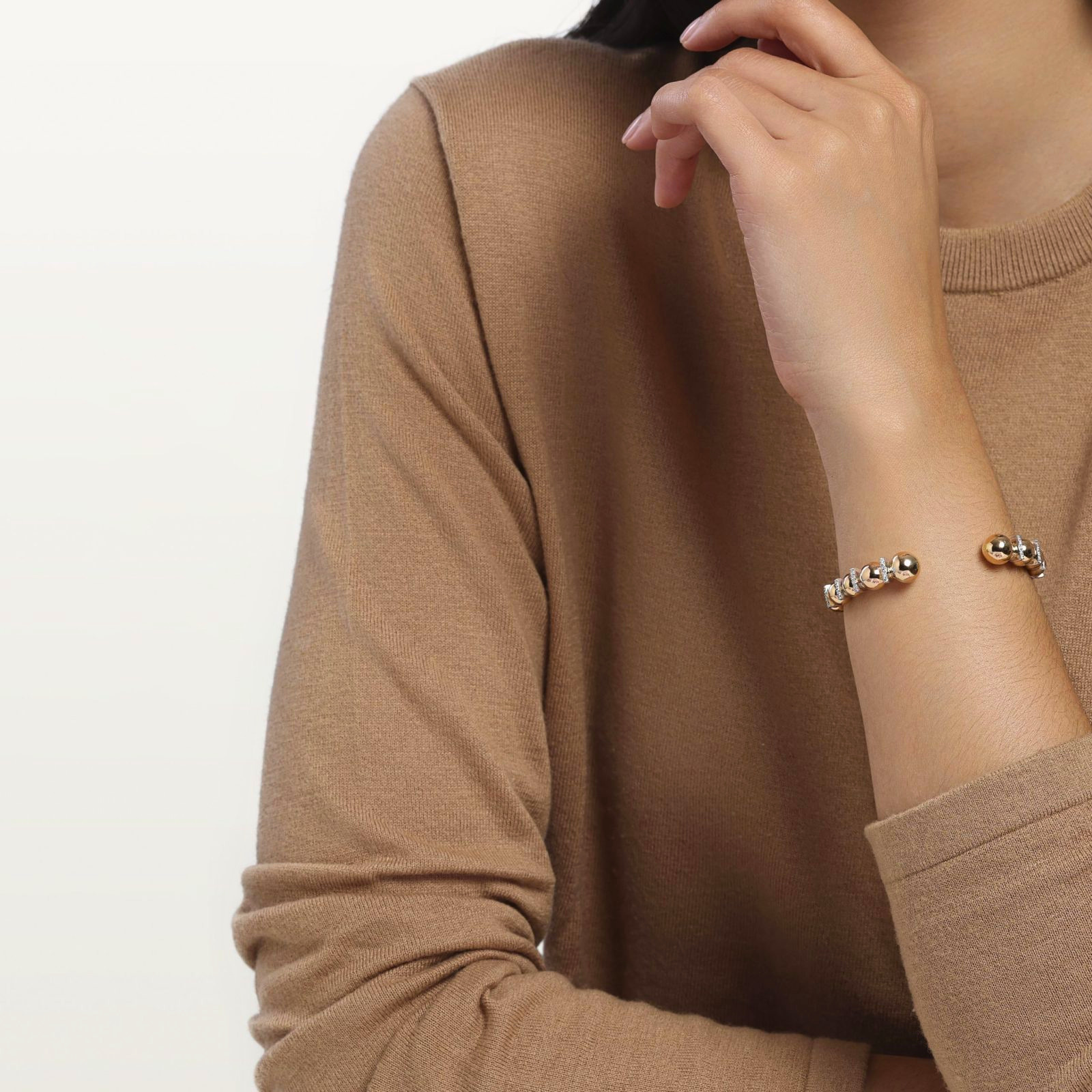 img src="bracelet.jpg" alt="bracelet jonc ouvert en or rose avec boules sphériques et diamants design moderne sur mannequin"