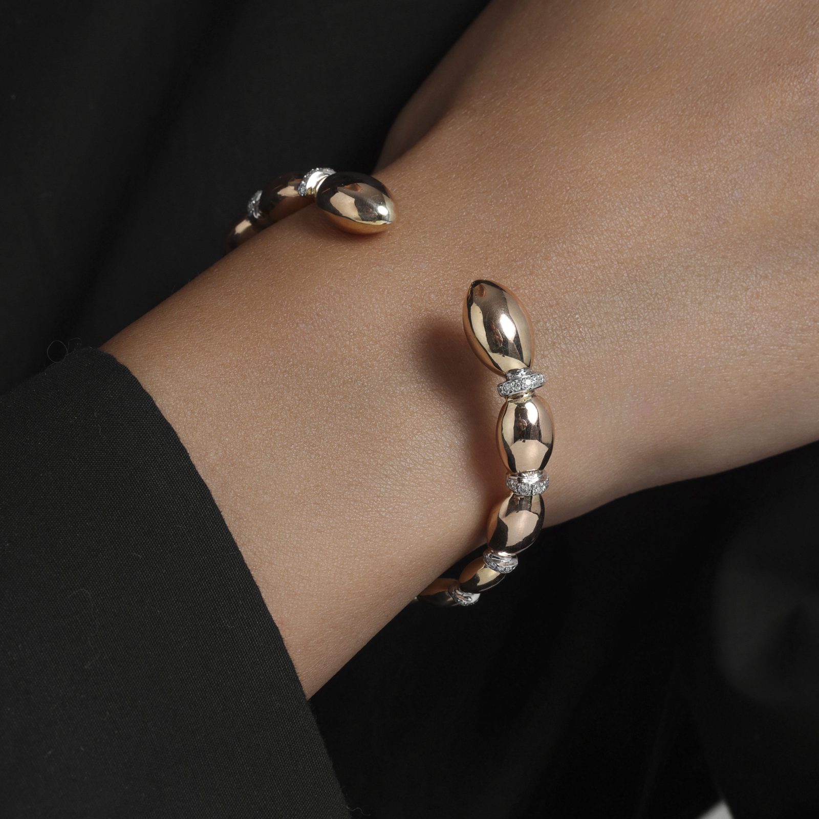 img src="bracelet.jpg" alt="bracelet jonc ovales ouvert en or rose avec diamants design moderne sur mannequin "