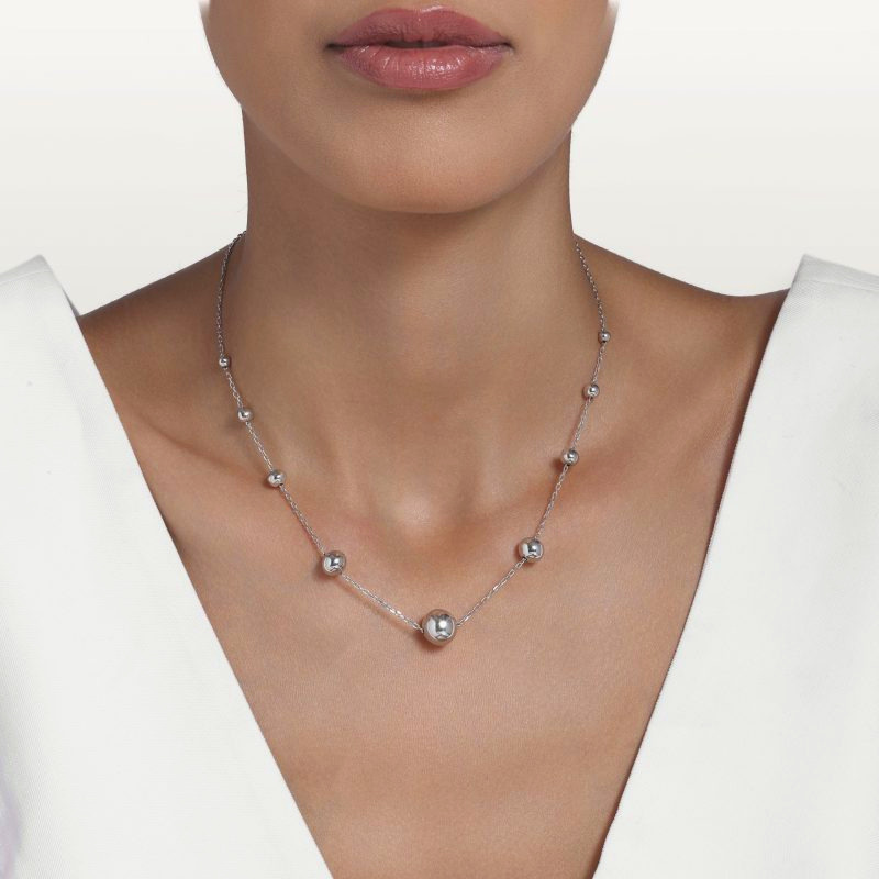 img src="collier.jpg" alt="collier en or blanc avec sphères polies design minimaliste sur mannequin"