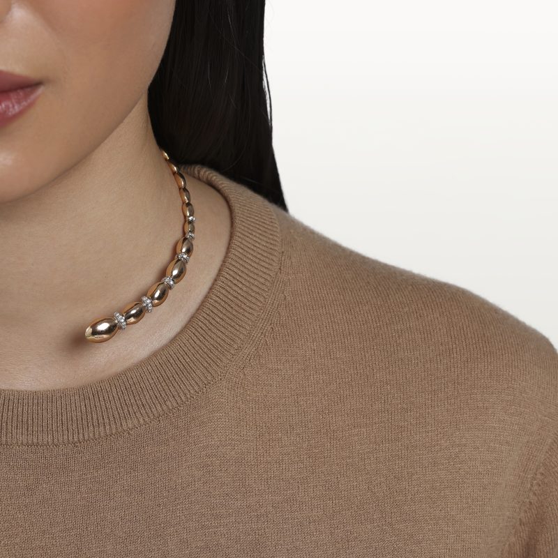 img src="collier.jpg" alt="collier choker en or rose avec perles ovales polies design minimaliste sur mannequin"