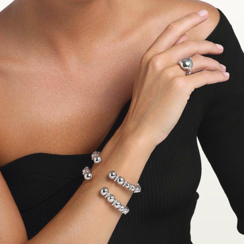 img src="bracelet.jpg" alt="bracelet jonc ouvert en or blanc avec boules sphériques et diamants design moderne sur mannequin"