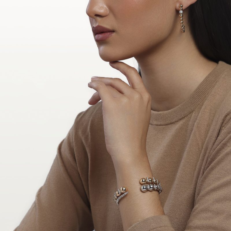 img src="boucles.jpg" alt="boucles d’oreilles créoles en or rose avec sphères polies et diamants sur mannequin"