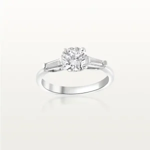 SOLITAIRE TRILOGIE ODE À L’AMOUR, DIAMANT TAILLE BRILLANT AVEC TRAPÈZES LATÉRAUX