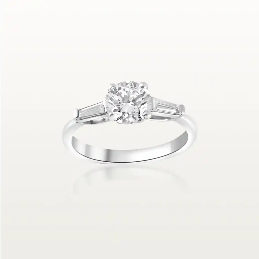 SOLITAIRE TRILOGIE ODE À L’AMOUR, DIAMANT TAILLE BRILLANT AVEC TRAPÈZES LATÉRAUX