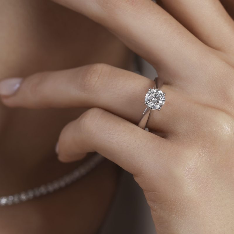solitaire_forme_rond_brillant_monture_classique_quatre_griffes_or_blanc2-ode-a-l’amour