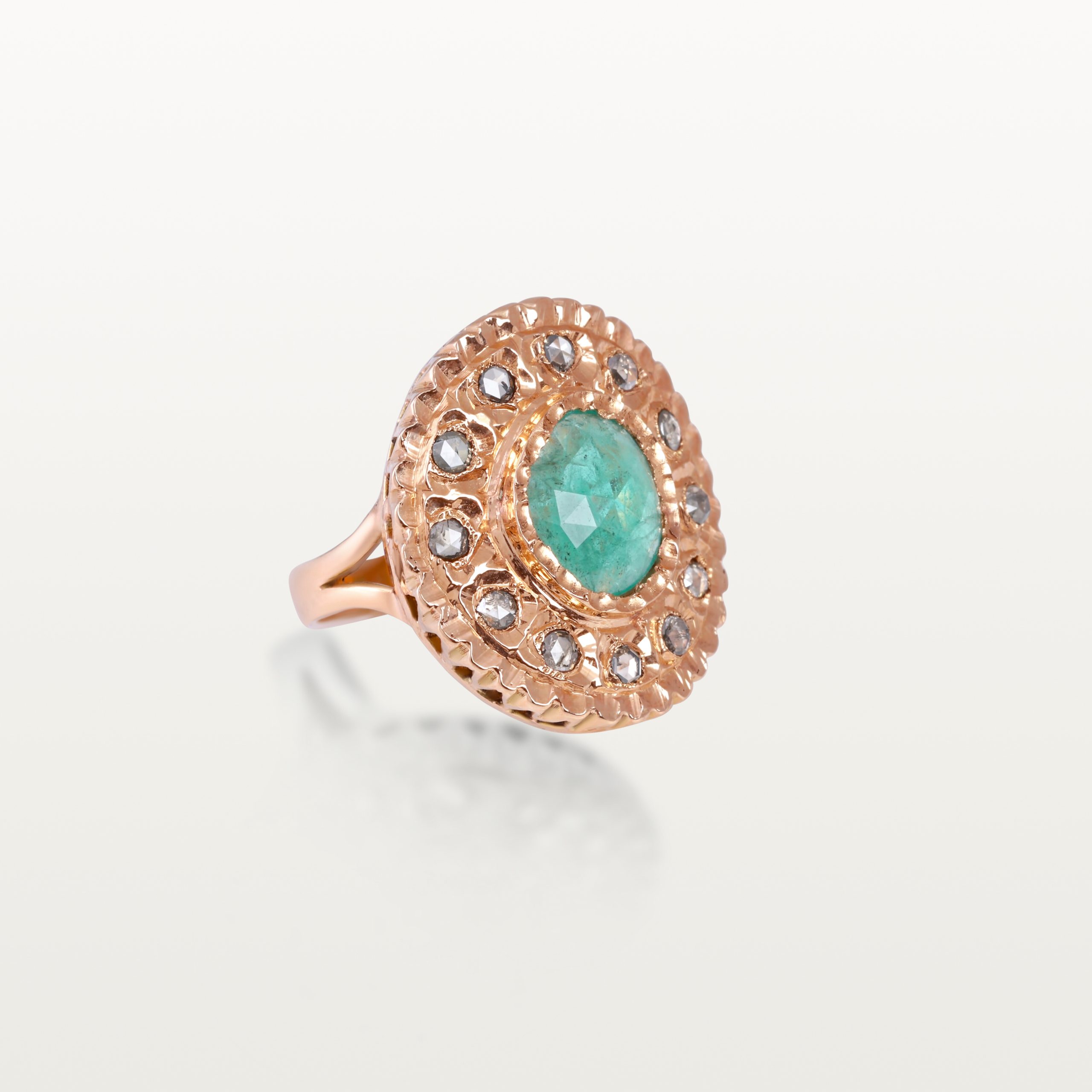 BAGUE HOMMAGE AU PASSÉ, MOTIF ROND MARTELÉ & ÉMERAUDE CENTRALE