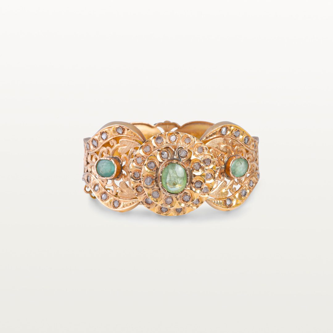 BRACELET "ACH O FNAR" HOMMAGE AU PASSÉ, MOTIF CENTRAL OVALE À COURONNE DE SERTIS