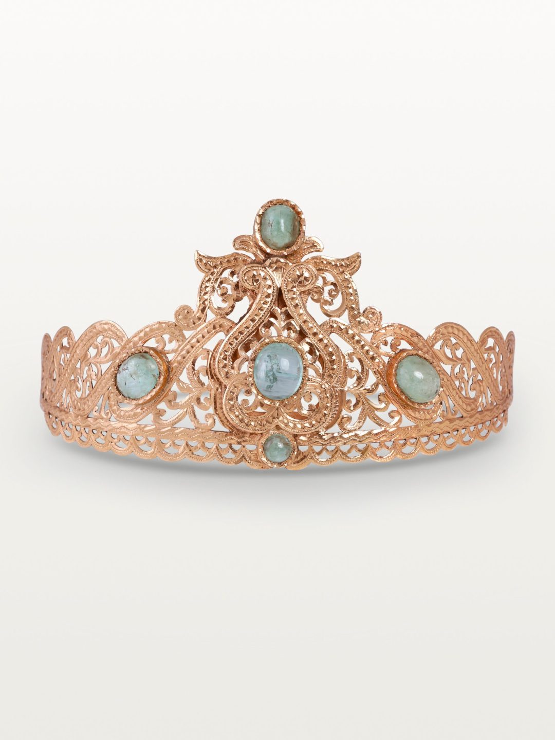TAJ HOMMAGE AU PASSÉ, COURONNE AJOURÉE ORNÉE DE CABOCHONS D’ÉMERAUDE
