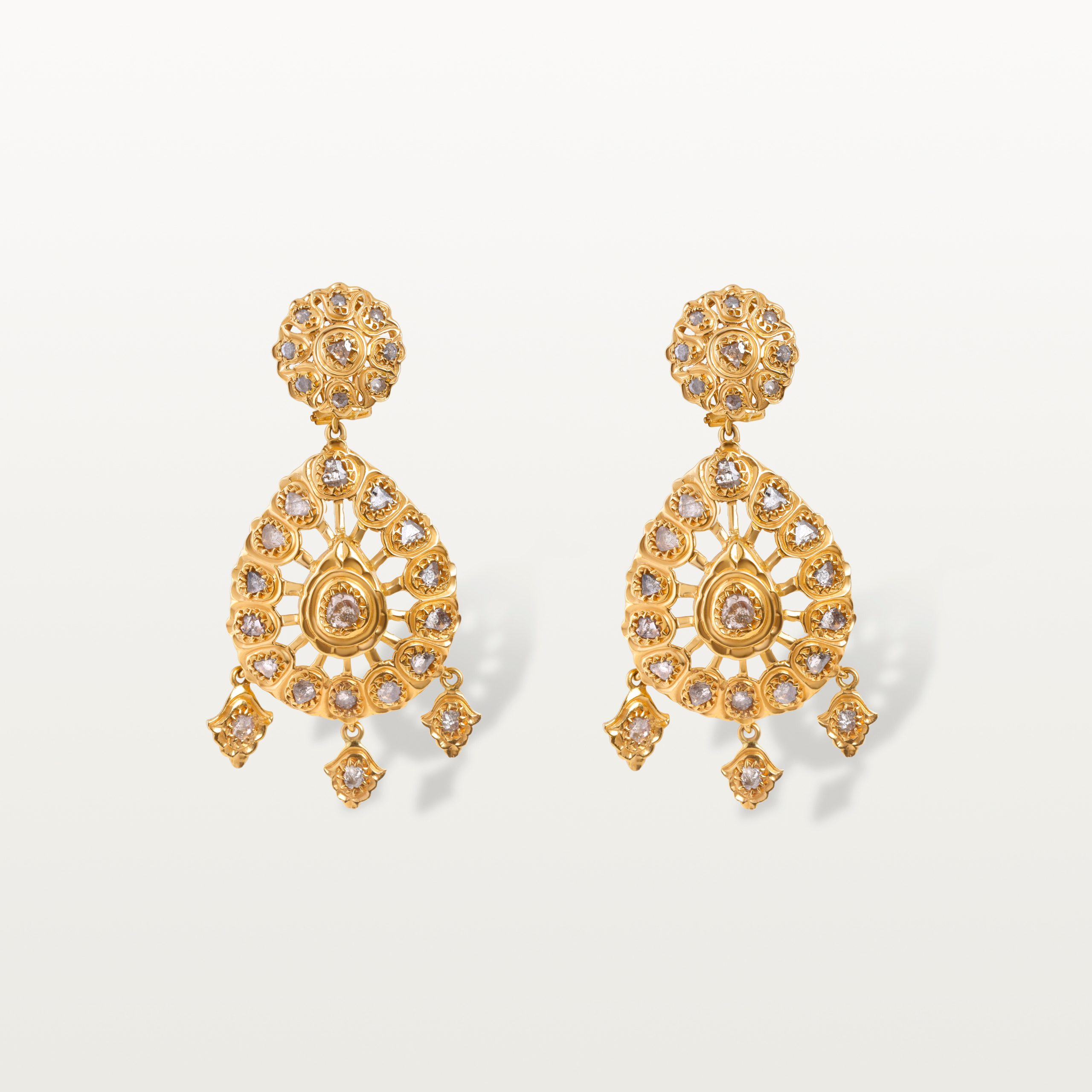 BOUCLES D’OREILLES "FRAFR" HOMMAGE AU PASSÉ, GOUTTE AJOURÉE & PAMPILLES ARTICULÉES