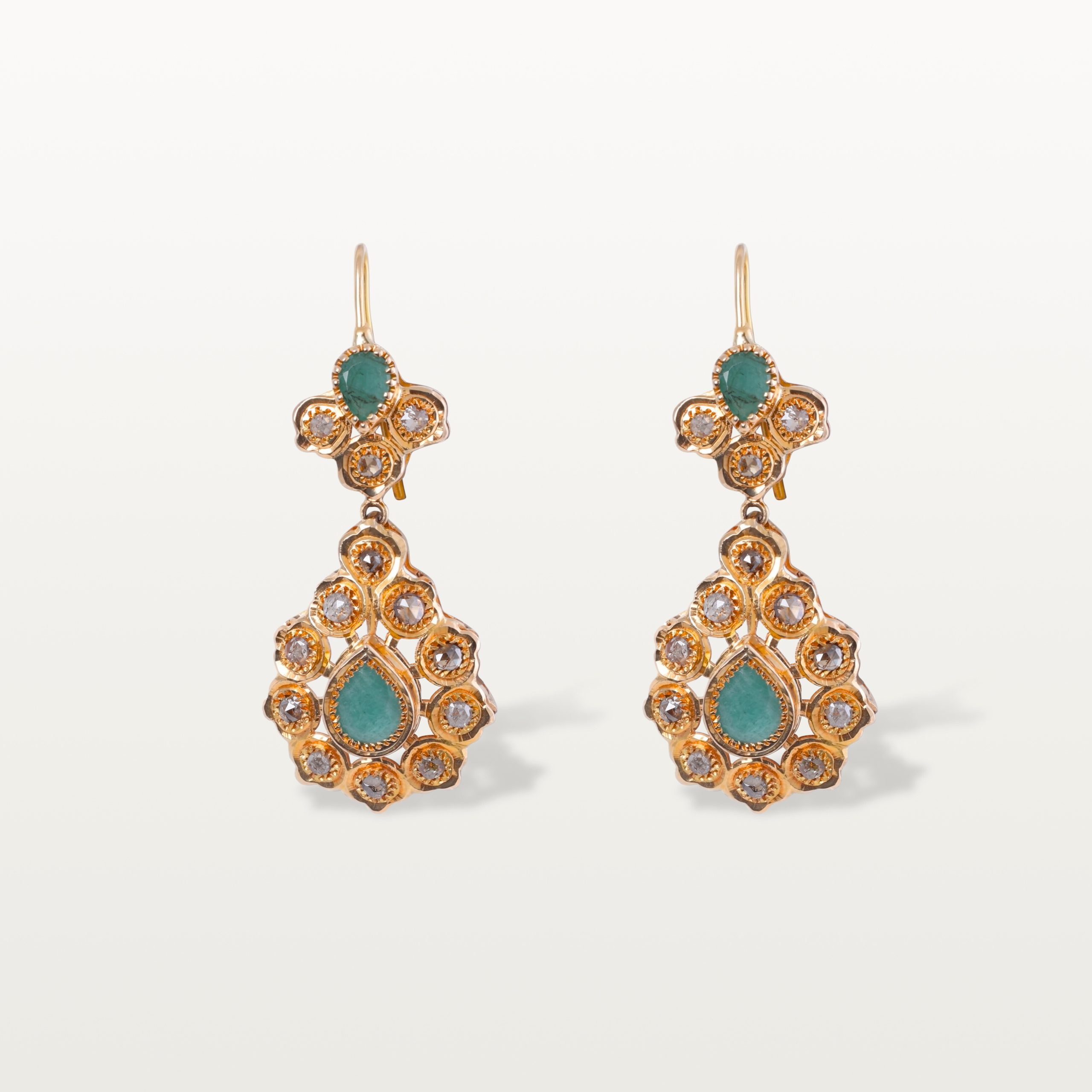 BOUCLES D’OREILLES HOMMAGE AU PASSÉ, MOTIF GOUTTE & ÉMERAUDES