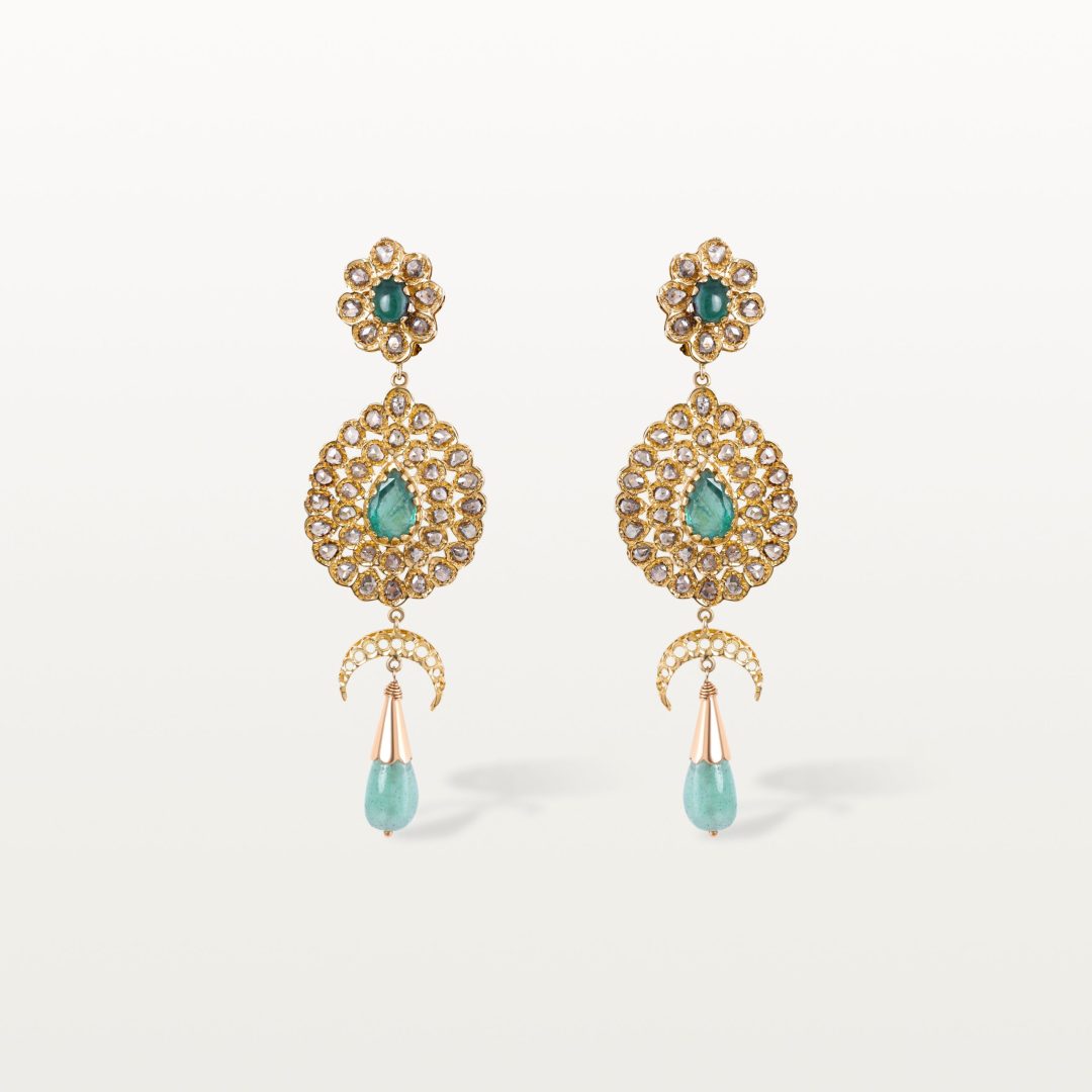 BOUCLES D’OREILLES « HLAL » HOMMAGE AU PASSÉ, PENDANTS AJOURÉS ORNÉS D’ÉMERAUDES ET CROISSANTS DE LUNE
