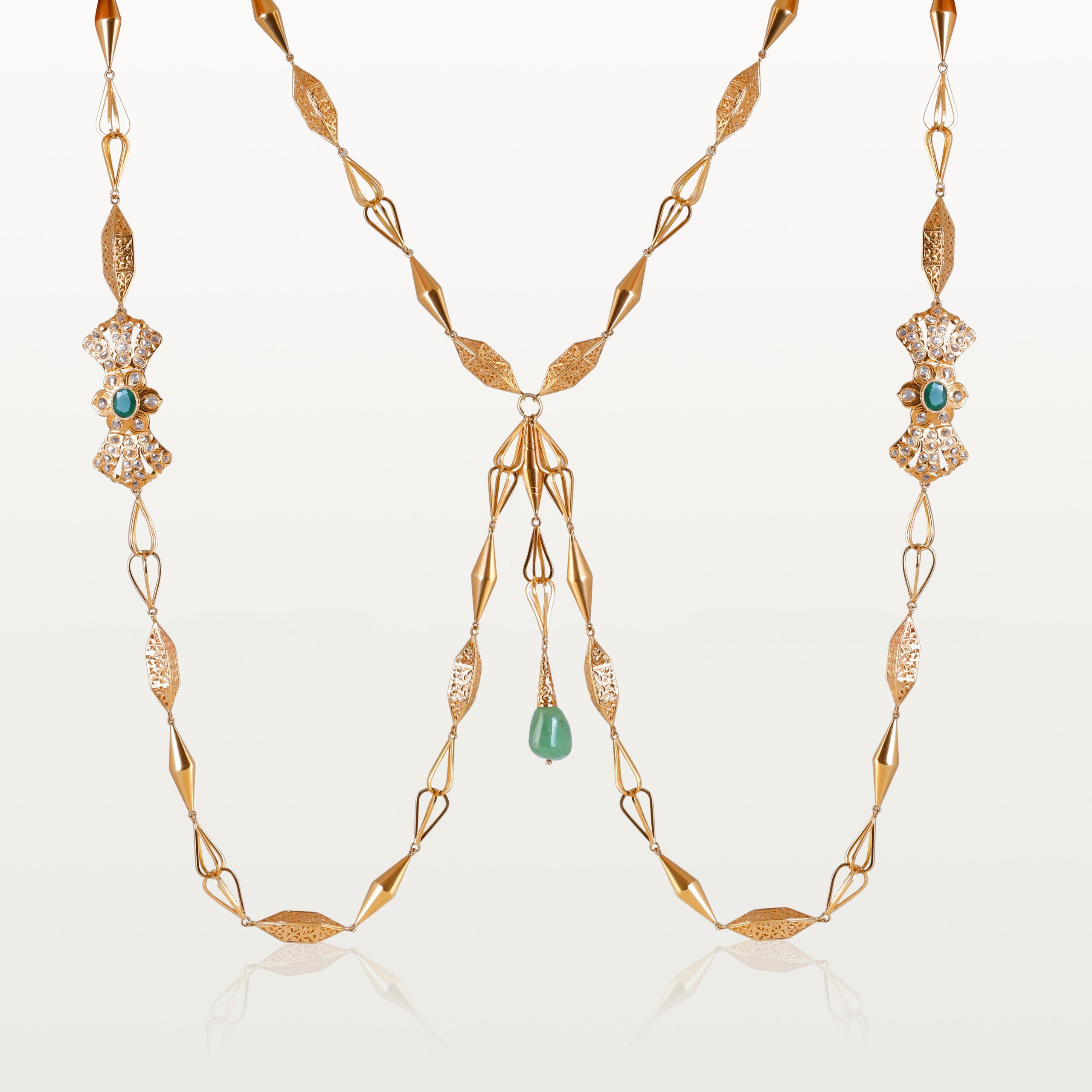 TAKHMAL « HOMMAGE AU PASSÉ », ÉLÉMENT DORSALE AJOURÉ À MOTIFS FILIGRANÉS