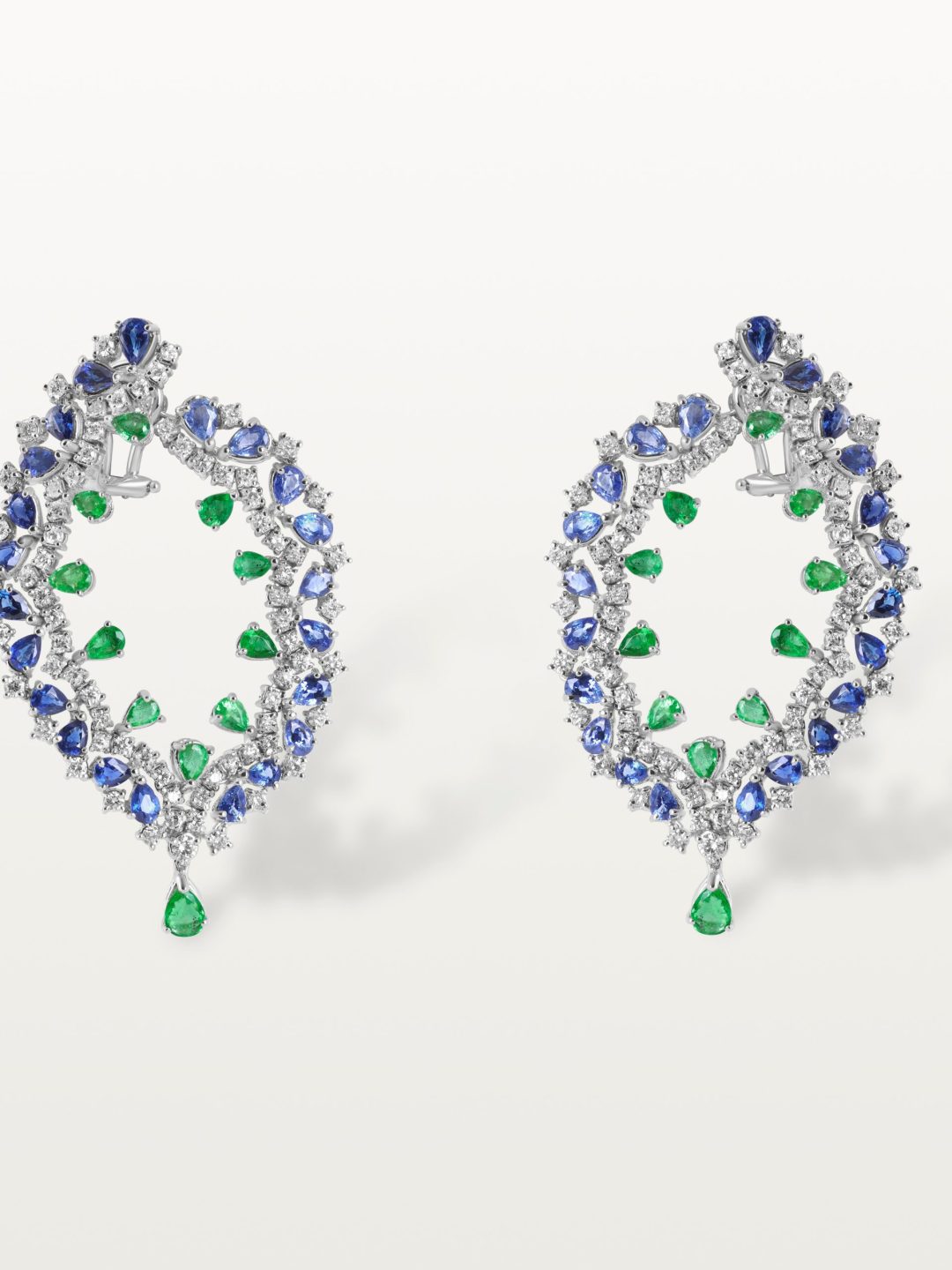 BOUCLES D’OREILLE LE LAC DES CYGNES, ÉCLATS D’ÉMERAUDE ET DE SAPHIR