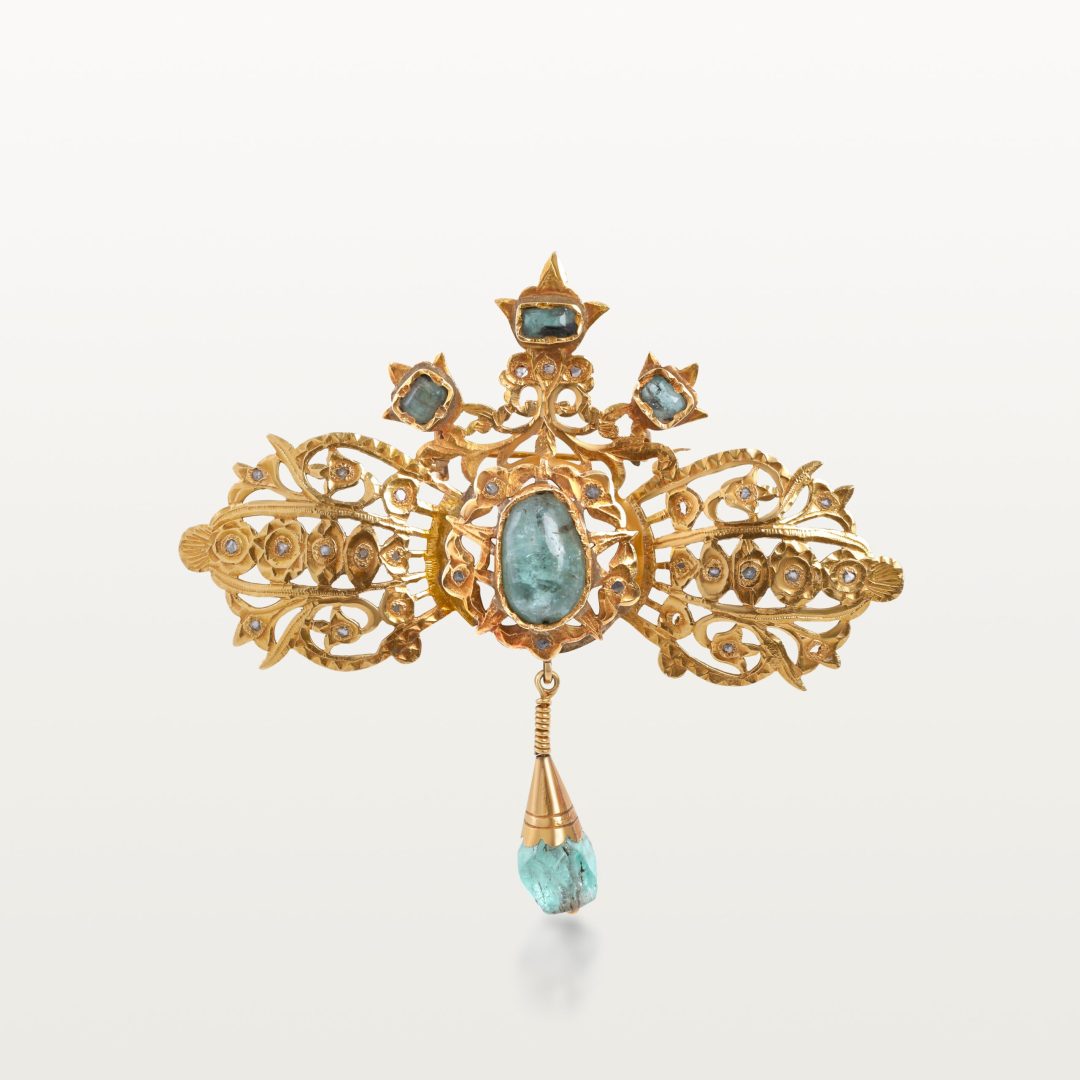 BROCHE « NEJMA » HOMMAGE AU PASSÉ, MOTIF AJOURÉ ET PIERRE BRUTE SUSPENDUE