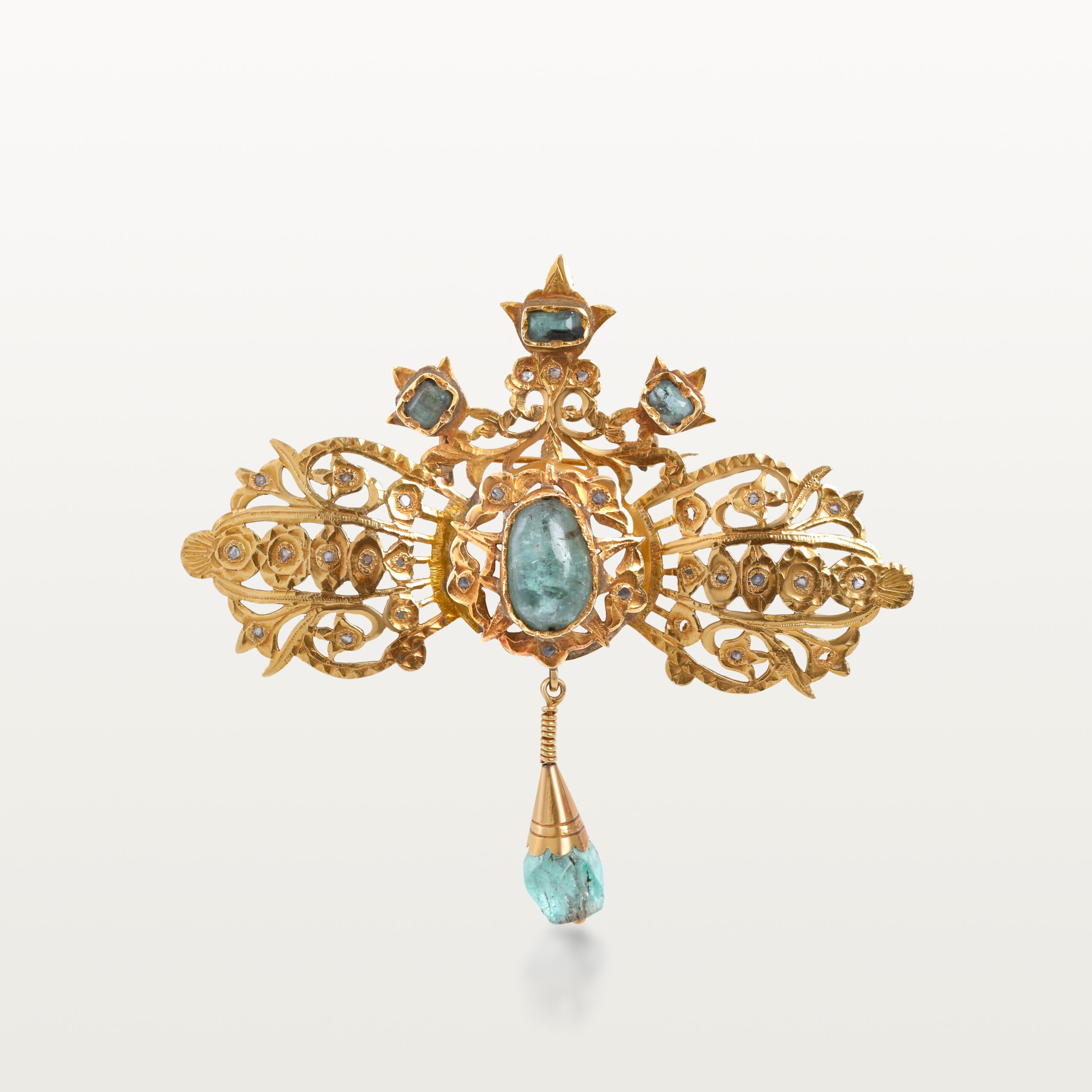 BROCHE « NEJMA » HOMMAGE AU PASSÉ, MOTIF AJOURÉ ET PIERRE BRUTE SUSPENDUE