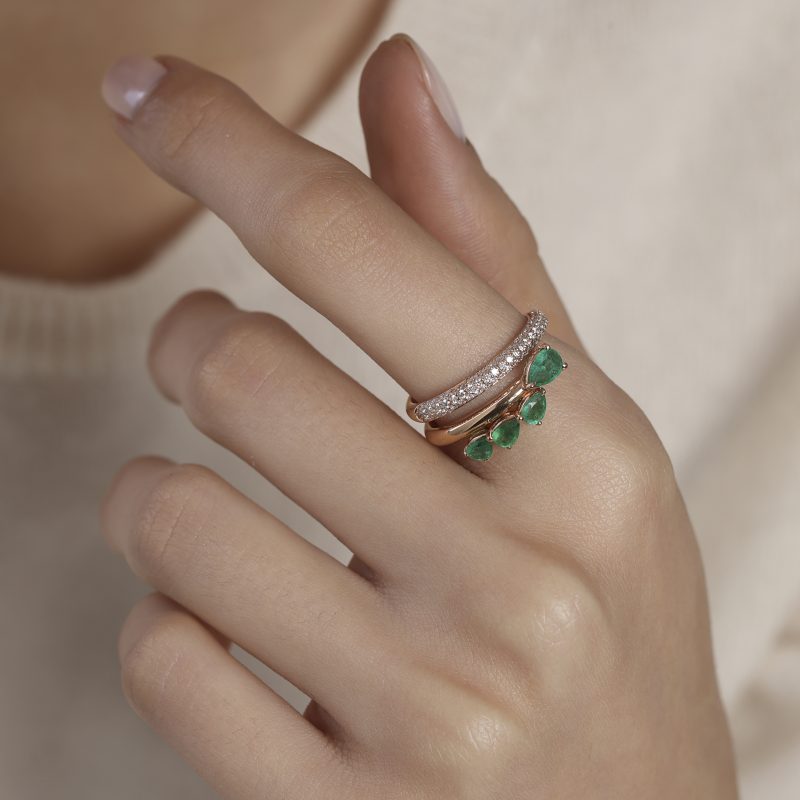 bague-anneau-ouvert-diamants-blanc-pavé-emeraudes-poires-or-rose-a-&-more-kara.s2