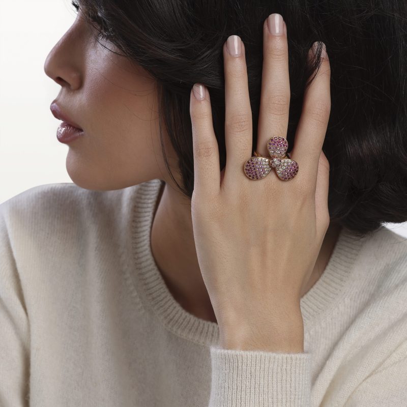 bague-diamant-blanc-saphir-rose-fleur-haute-joaillerie-kara.s4-les-fleurs-du-bien
