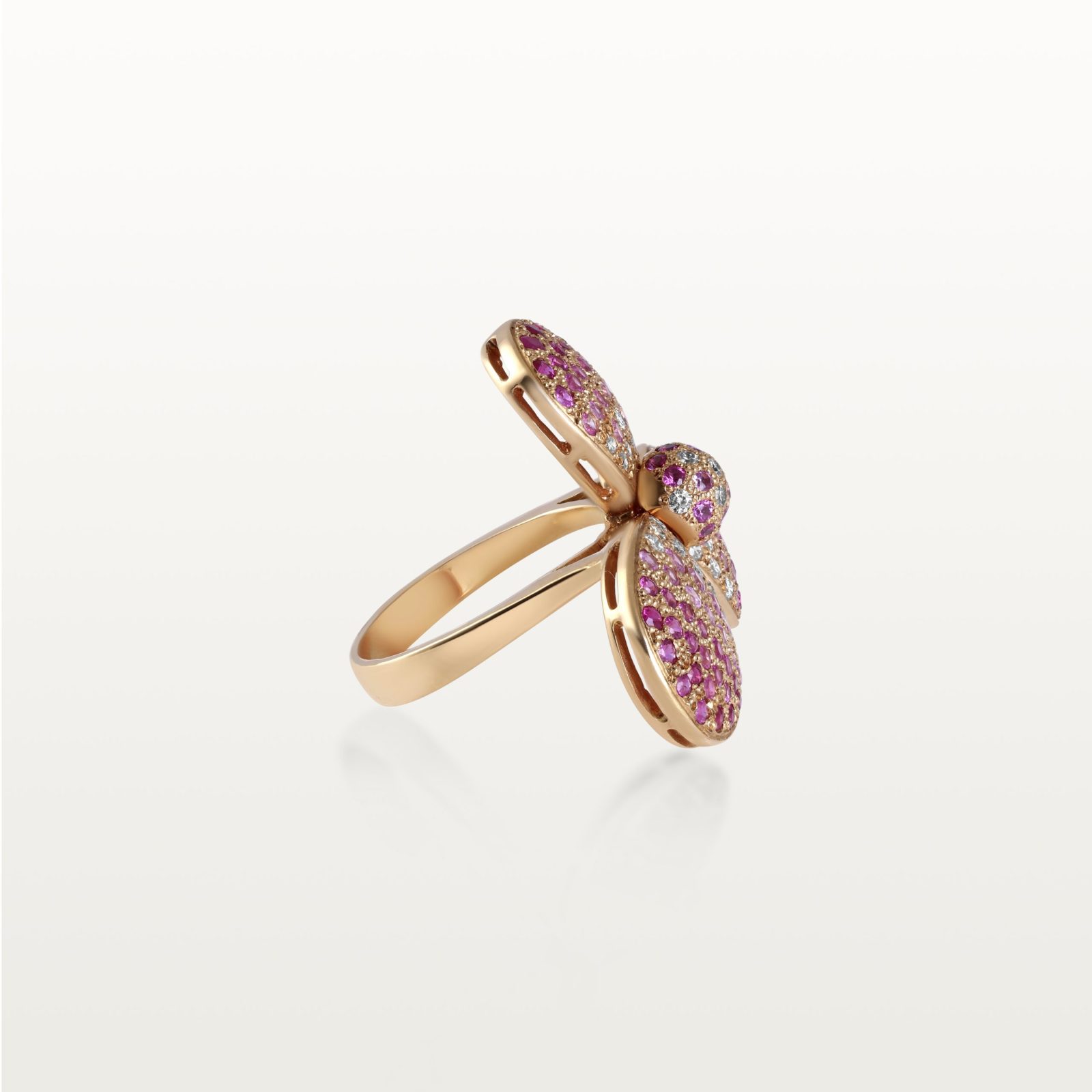 bague-diamant-blanc-saphir-rose-fleur-haute-joaillerie-kara.s4-les-fleurs-du-bien