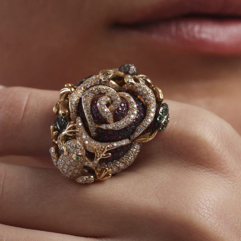 bague-diamants-blanc-diamants-jaune-marron-rubis-rose-tzavorite-fleurs-haute-joaillerie-kara.s2-les-fleurs-du-bien
