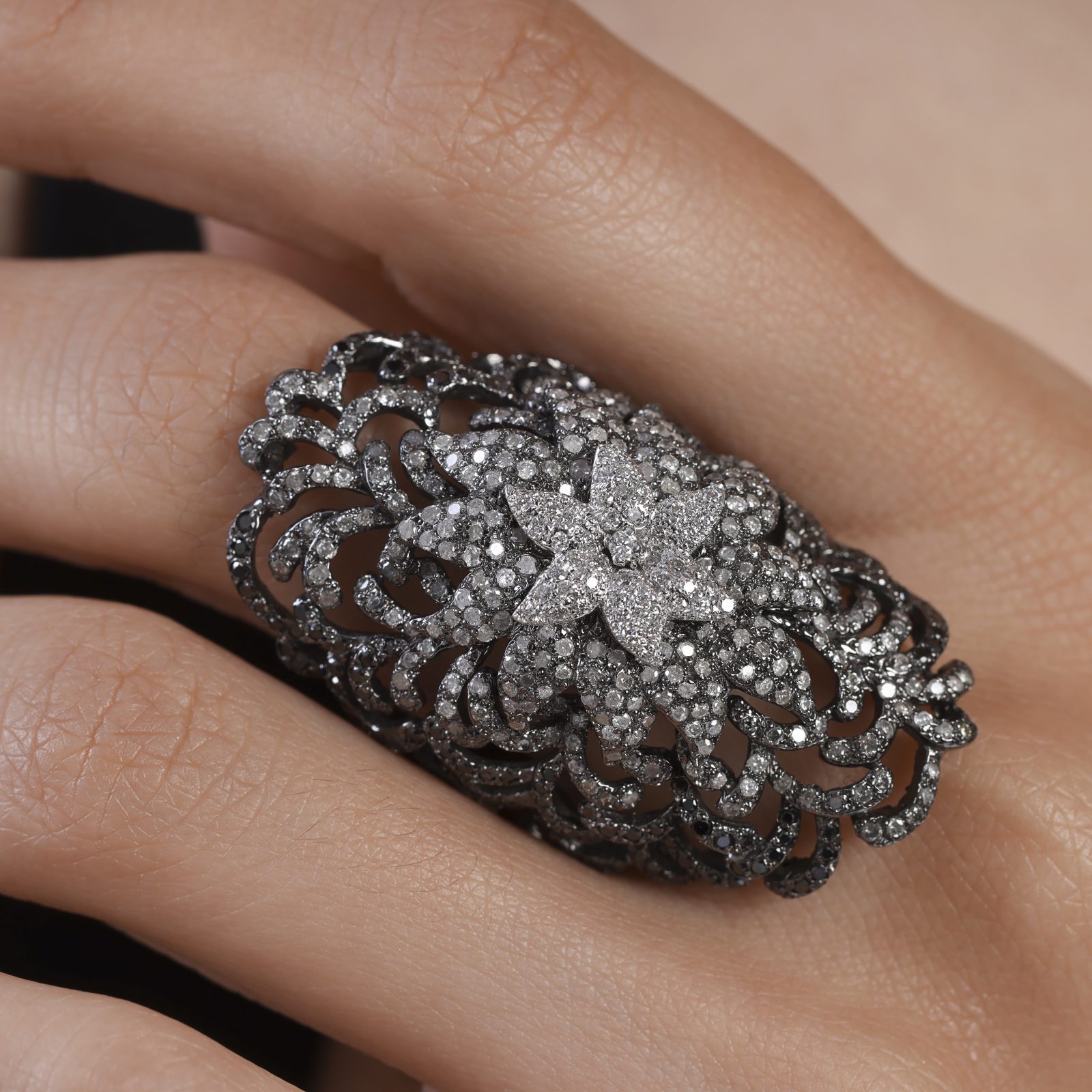 bague-diamants-blanc-diamants-noir-gris-haute-joaillerie-kara.s-maroc-les-fleurs-du-bien