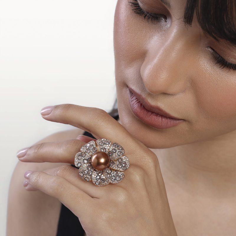 bague-diamants-blanc-rosas-perle-de-culture-haute-joaillerie-kara.s-les-fleurs-du-bien