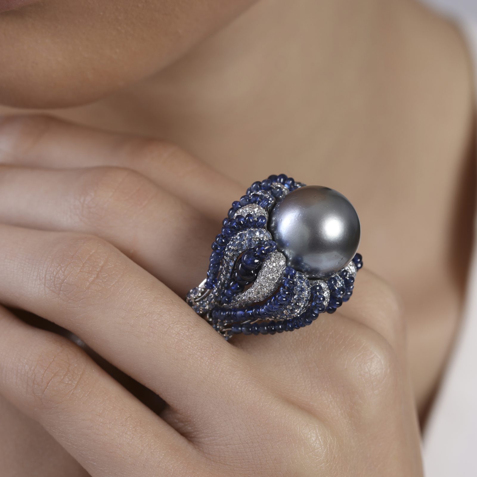 bague-diamants-blanc-saphir-bleu-beads-saphir-perle-de-culture-gris-haute-joaillerie4-les-fleurs-du-bien
