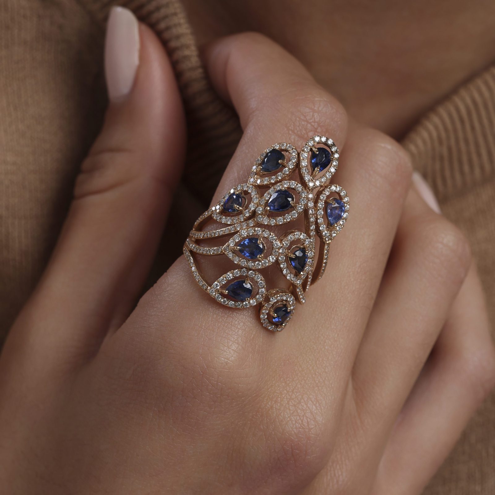 bague-diamants-blanc-saphir-bleu-haute-joaillerie-kara.s4-les-fleurs-du-bien