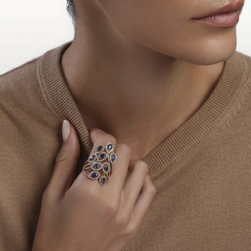 bague-diamants-blanc-saphir-bleu-haute-joaillerie-kara.s5-les-fleurs-du-bien
