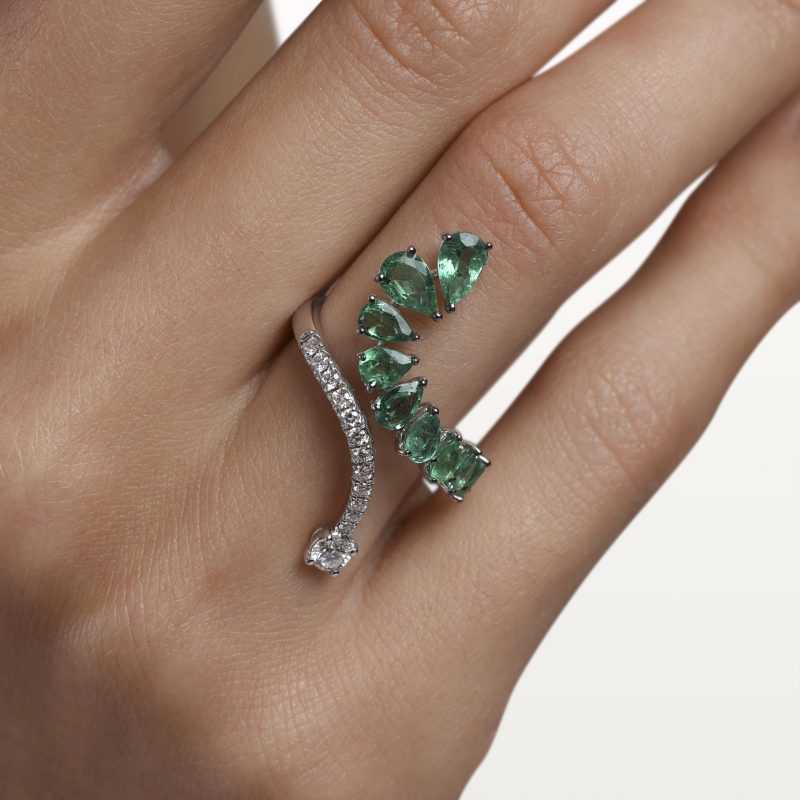 bague-diamants-emeraudes-kara.s-joaillerie-a-&-more2
