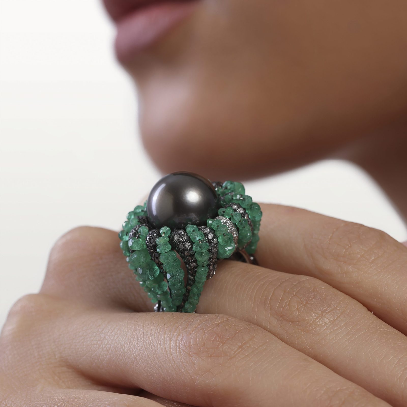 bague-diamants-gris-ice-diamant-emeraude-diamants-noir-perle-de-culture-gris-haute-joaillerie5-les-fleurs-du-bien