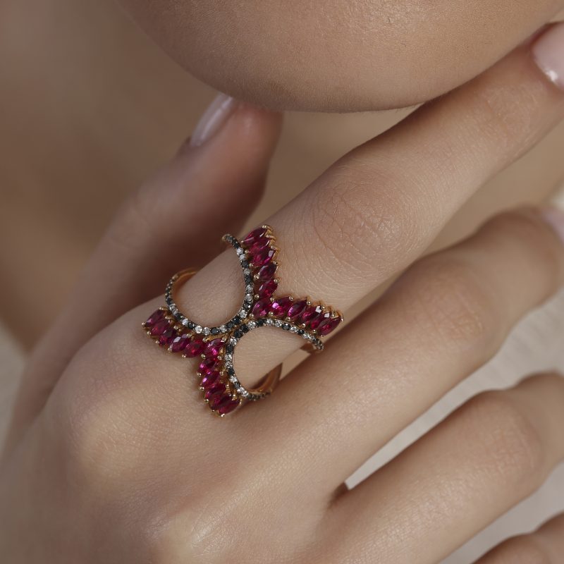 bague-entre-doigt-croisées-diamants-blanc-noirs-rubis-a-&-more2