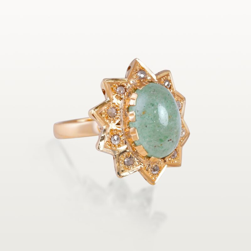 BAGUE HOMMAGE AU PASSÉ, MOTIF ÉTOILE À CABOCHON D’ÉMERAUDE